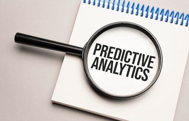 Vergrootglas met het woord predictive analytics op de achtergrond van de grafiek