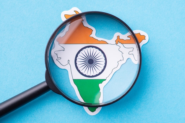 Vergrootglas op de kaart van India