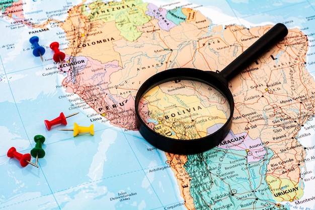 Vergrootglas op de selectieve focus van de wereldkaart op de kaart van Bolivia. - economisch en bedrijfsconcept.