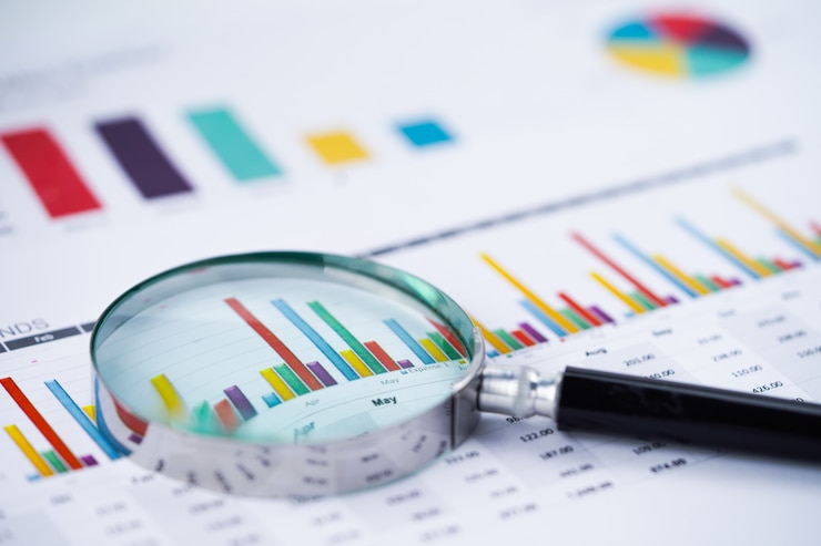 Foto vergrootglas op grafieken spreadsheetpapier.