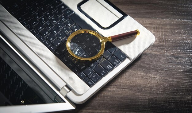 Vergrootglas op het toetsenbord van de computer