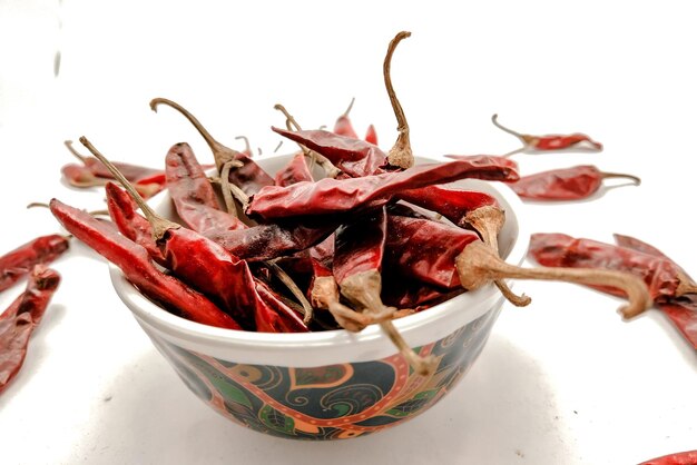 Vergrote weergave van gedroogde rode chili op een kom
