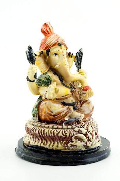 Vergulde figuur van de olifant Ganesha op witte achtergrond