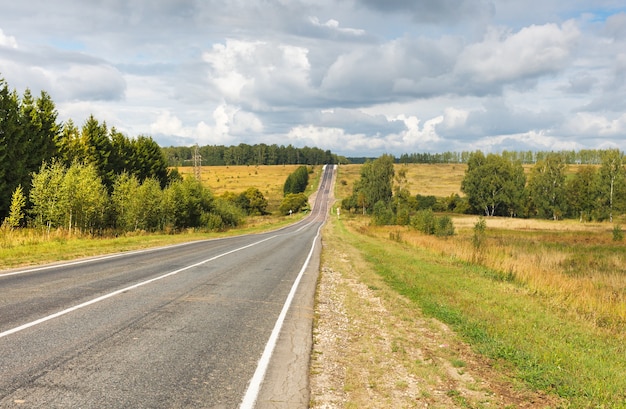 Verharde landelijke weg verdwijnt in de horizon