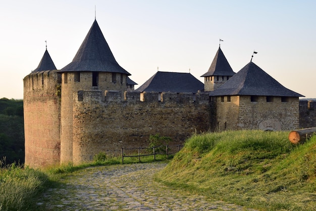 Verharde stenen weg naar een middeleeuws stenen fort met verschillende torens