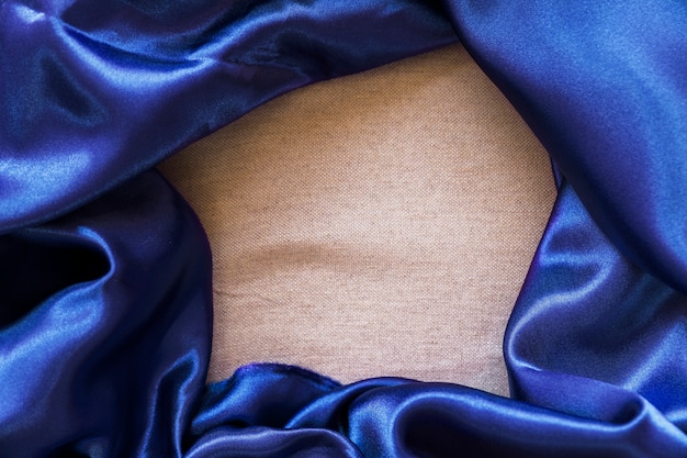 Verhoogde mening van blauwe satijnstof op duidelijke zakdoek