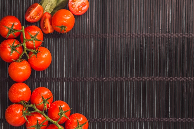 Foto verhoogde mening van sappige rode tomaten op placemat