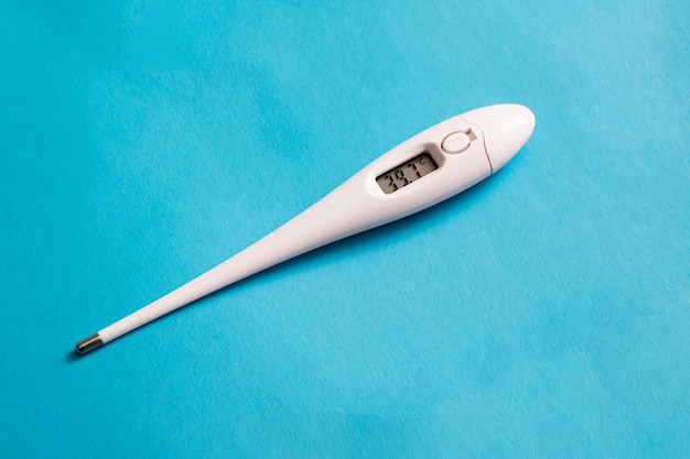 Verhoogde temperatuur op een elektronische thermometer close-up