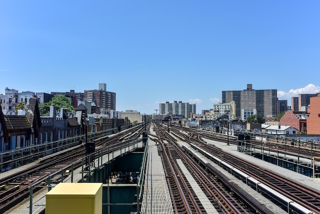 Verhoogde treinsporen langs Brooklyn New York op een zonnige dag
