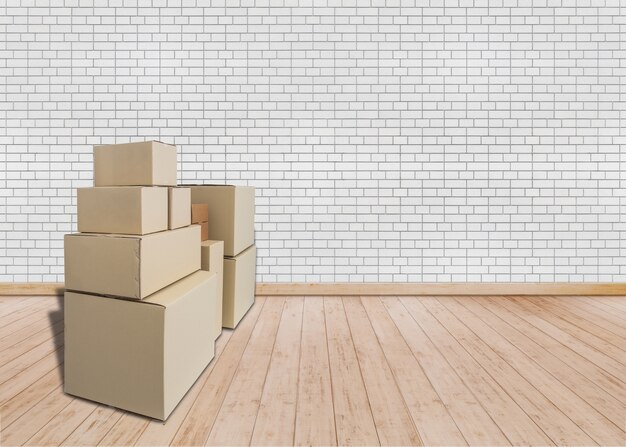 Verhuizen in een nieuw huis. Lege ruimte met kartonnen dozen