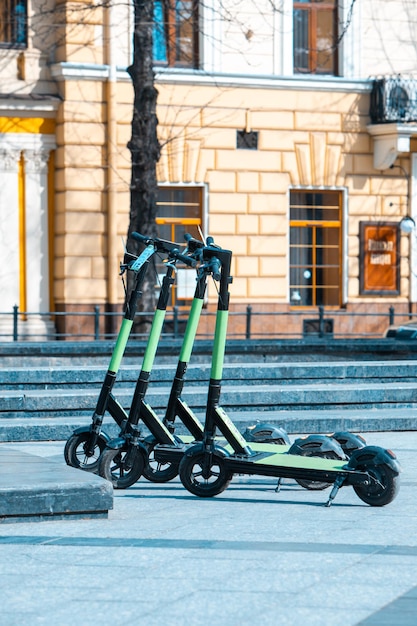 Verhuur elektrische kick scooter geparkeerd op stadsstraat kopieerruimte