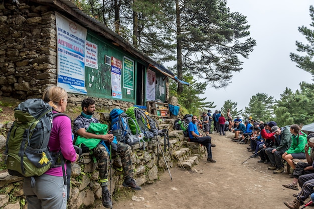 Verificatie van documenten op een route van het basiskamp Lukla-Everest.