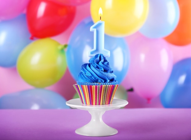 Foto verjaardag cupcake met kaars op kleurrijke achtergrond