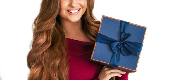 Verjaardag Kerstmis of vakantie aanwezig gelukkige vrouw met een groene gift of luxe beauty box abonnement levering geïsoleerd op een witte achtergrond
