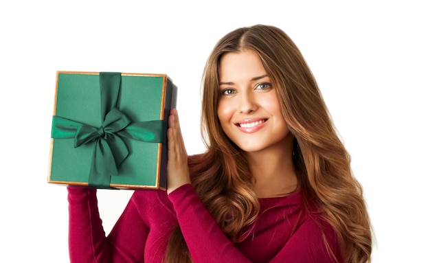 Verjaardag kerstmis of vakantie aanwezig gelukkige vrouw met een groene gift of luxe beauty box abonnement levering geïsoleerd op een witte achtergrond