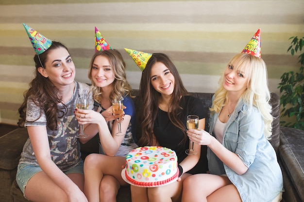 Verjaardag. Meisjes poseren met cake op verjaardag.