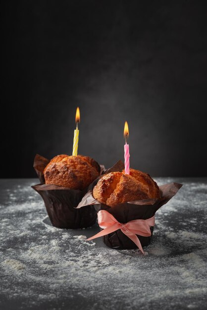 Verjaardag Muffin Cupcake en roze lint grijze achtergrond met kopie ruimte