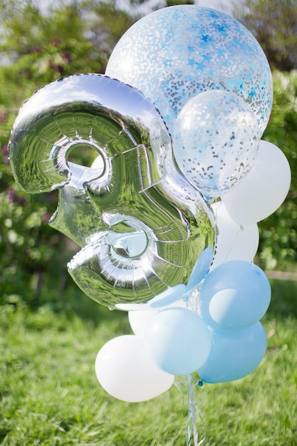 Foto verjaardag wit zilver en blauwe ballonnen met confetti en ballon nummer drie