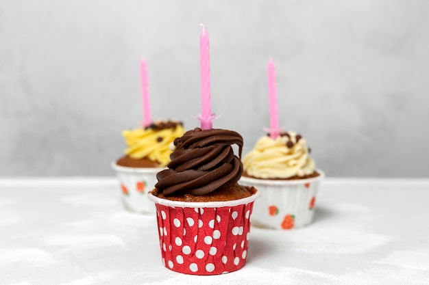 Foto verjaardag zelfgemaakte cupcake met kaars