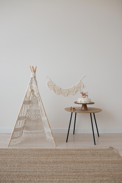 Verjaardagsdecoratie in boho-stijl met macramé-elementen