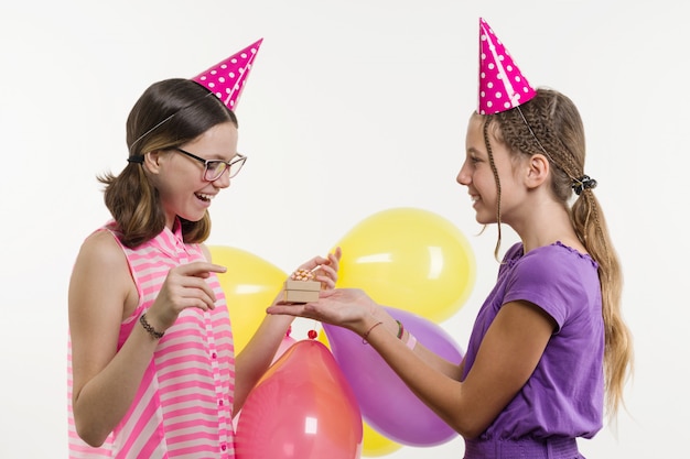 Verjaardagsfeest. meisjestieners geven een geschenk.