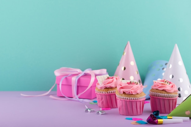 Verjaardagsfeestje concept met cupcake