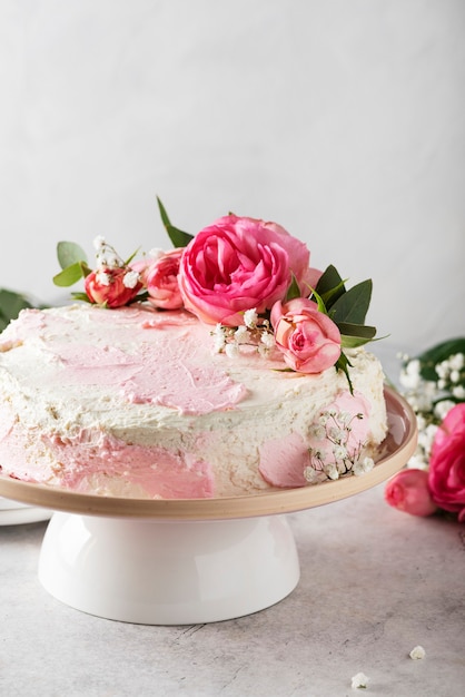 Verjaardagsfeestje concept met roze witte cake versierd met roze rozen