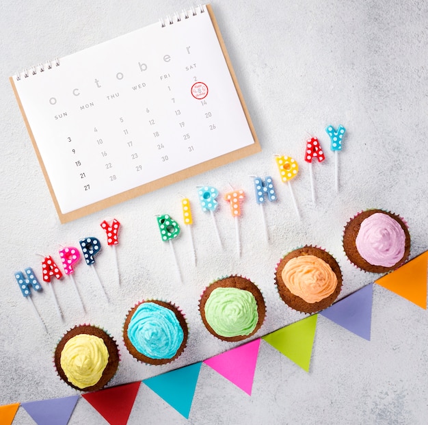 Verjaardagsherinneringen in kalender en cupcakes