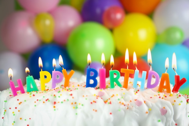 Foto verjaardagstaart met brandende kaarsen op onscherpe achtergrond close-up