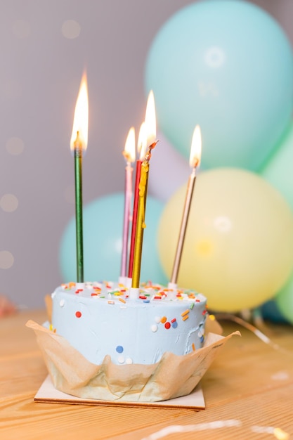 Verjaardagstaart met kaarsen ballonnen gefeliciteerd met je verjaardag