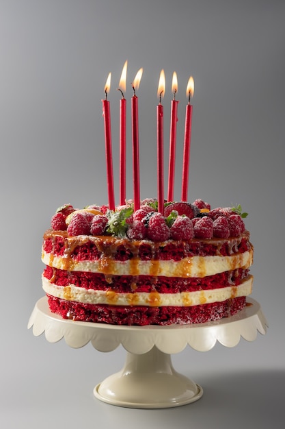 Verjaardagstaart met rode kaarsen