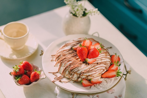 verjaardagstaart met slagroom aardbeien en chocolade