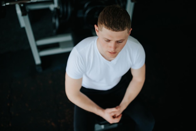 Verjongende momenten een vermoeide man vindt troost en ontspanning na een intense gym workout een vermoeid een