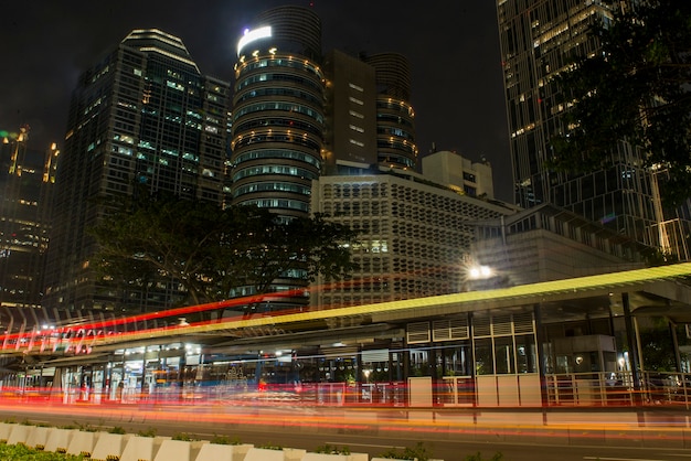 Verkeer in de stad 's nachts. Jakarta, Indonesië, 23 juni 2021.