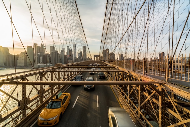 Verkeer in spits na werkdag op de Brooklyn-brug over cityscape van New York