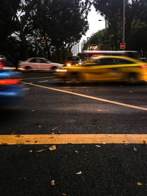 Verkeer op de weg's nachts