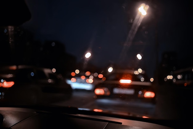 verkeer van auto's in de nachtstad, uitzicht vanuit de auto, lichten abstracte auto-achtergrond