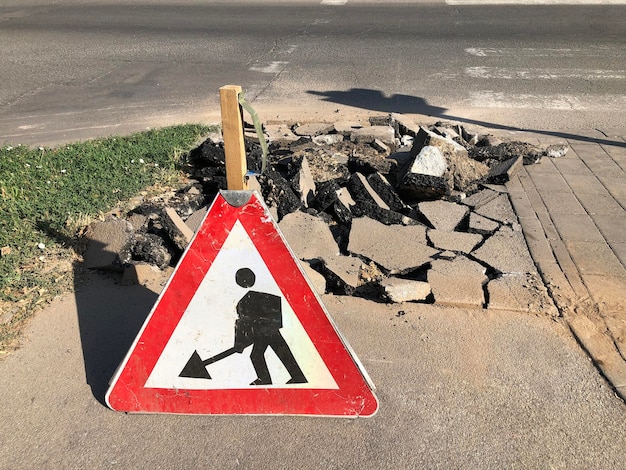 Foto verkeersbord bouwzone langs de weg in straatbeeld