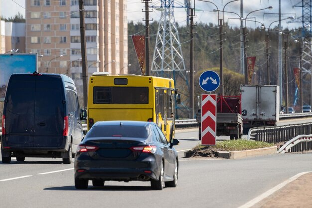 Verkeersbord dat rijstroken verdeelt tegen de achtergrond van verkeersauto's