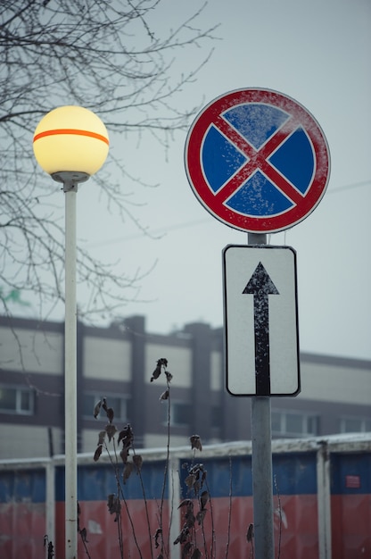 Verkeersbord met een lantaarn in de winter