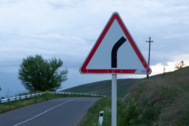 Verkeersbord naast de weg