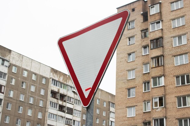 Verkeersbord om plaats te maken op de achtergrond van woongebouwen