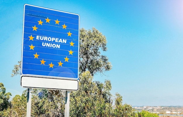 Verkeersbord op de grens als onderdeel van een lidstaat van de Europese Unie