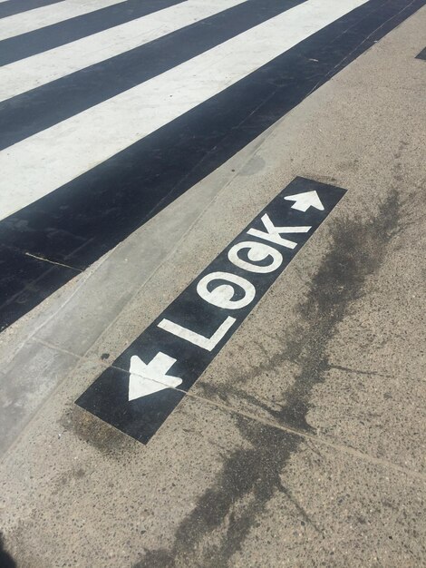 Verkeersbord op de weg