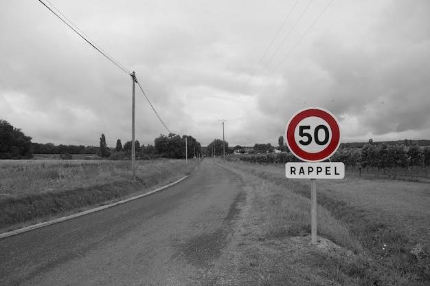 Verkeersbord op het veld tegen de lucht