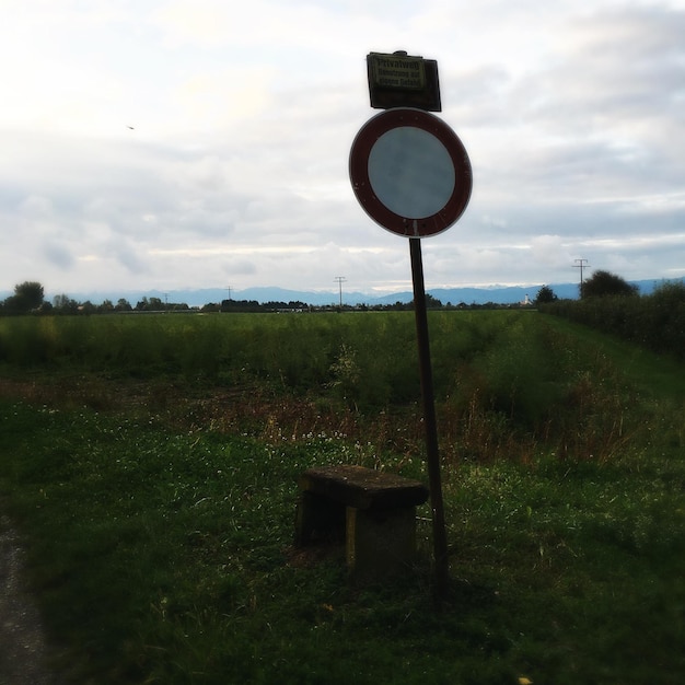 Foto verkeersbord op het veld tegen de lucht