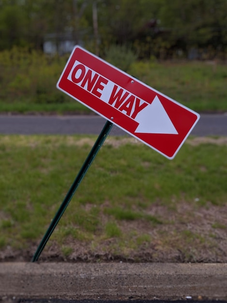 Foto verkeersbord op het veld