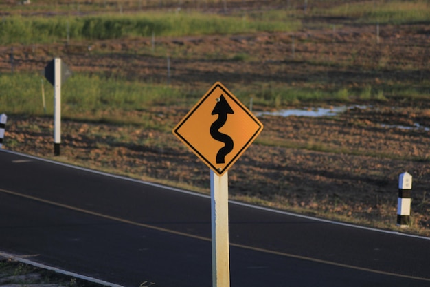 Foto verkeersbord op het veld