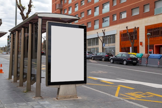 Verkeersbord op straat bij gebouwen in de stad