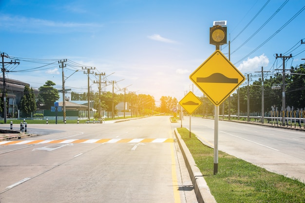 Verkeersbord op weg in het industrieterrein, over veilig reizen